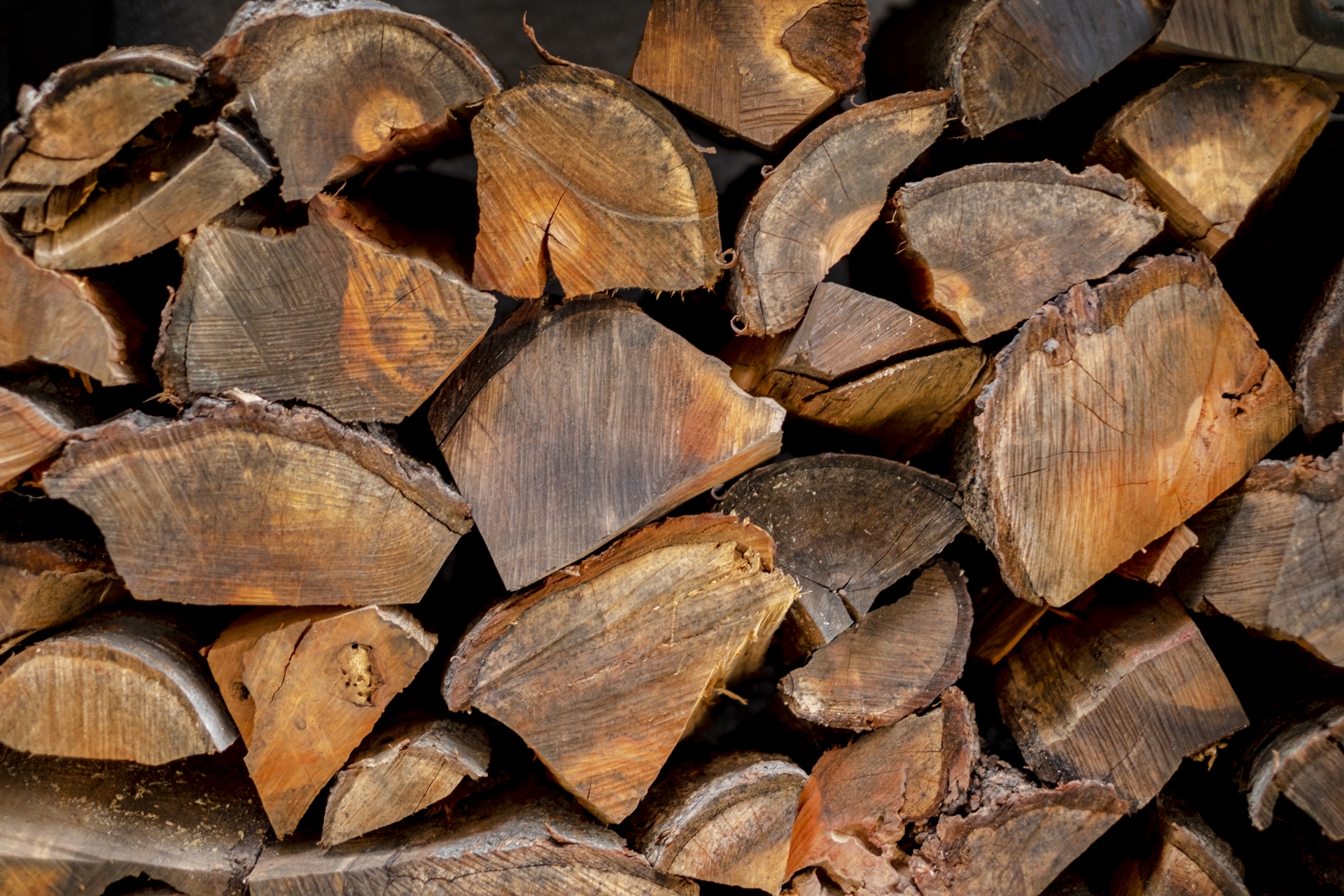 冬のぬくもりをお届け｜広葉樹の薪販売スタート！