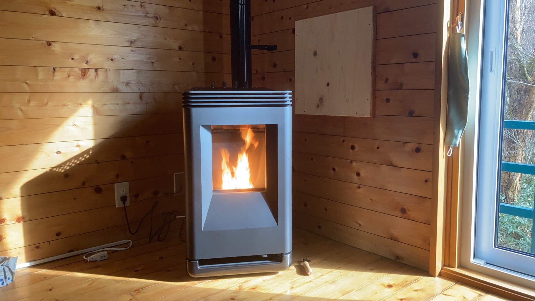 別荘の快適空間に。シモタニ製ペレットストーブの設置完了！